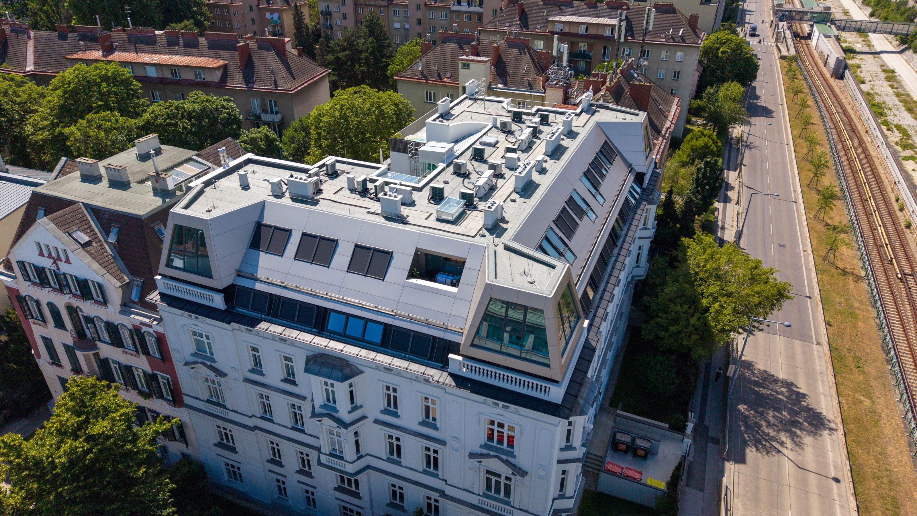 Moderner Dachaufbau mit Aluminium-Verblechung am Hietzinger Kai 5 in Wien, Ansicht 1
