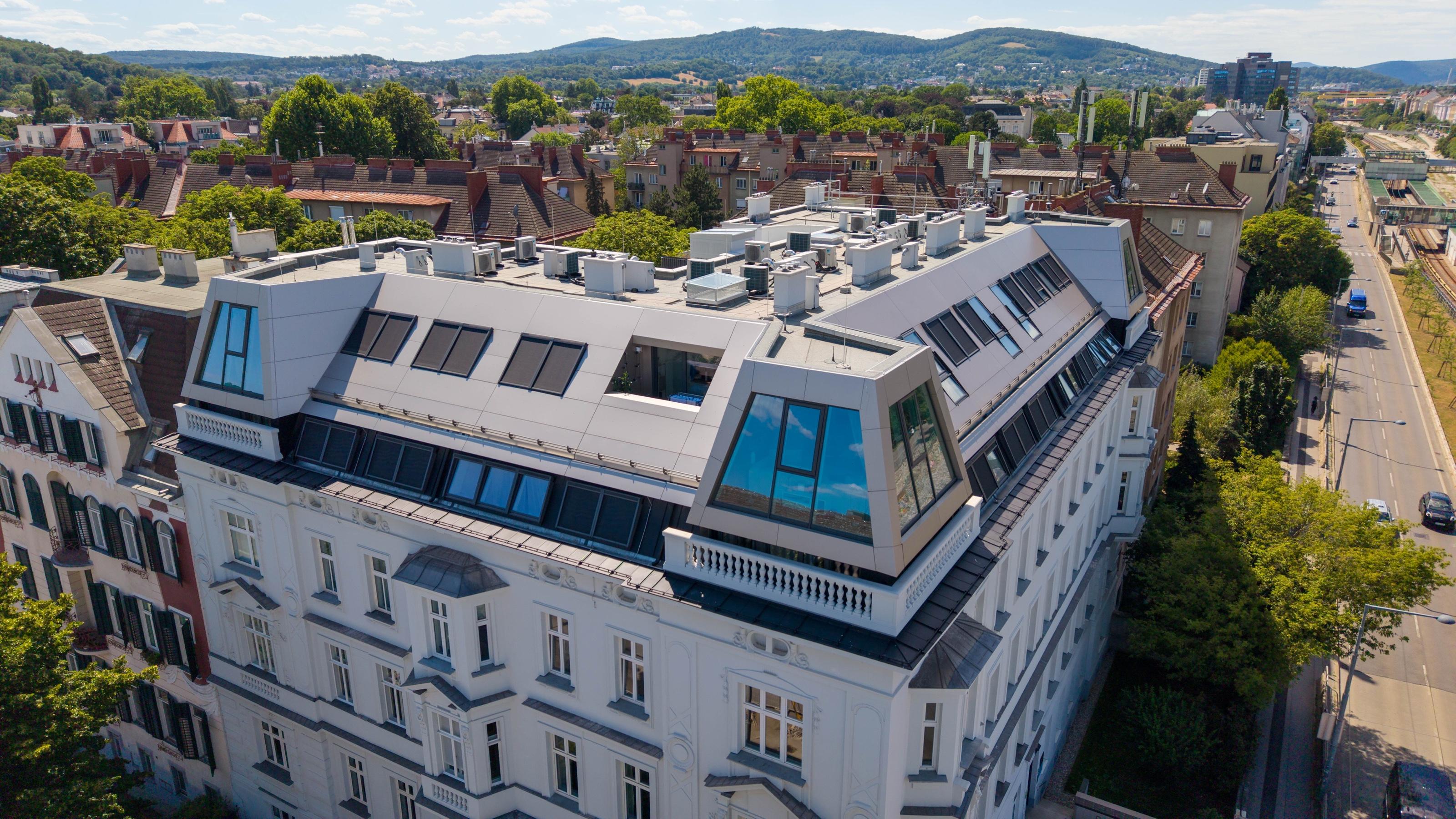 Moderner Dachaufbau mit Aluminium-Verblechung am Hietzinger Kai 5 in Wien, Ansicht 3