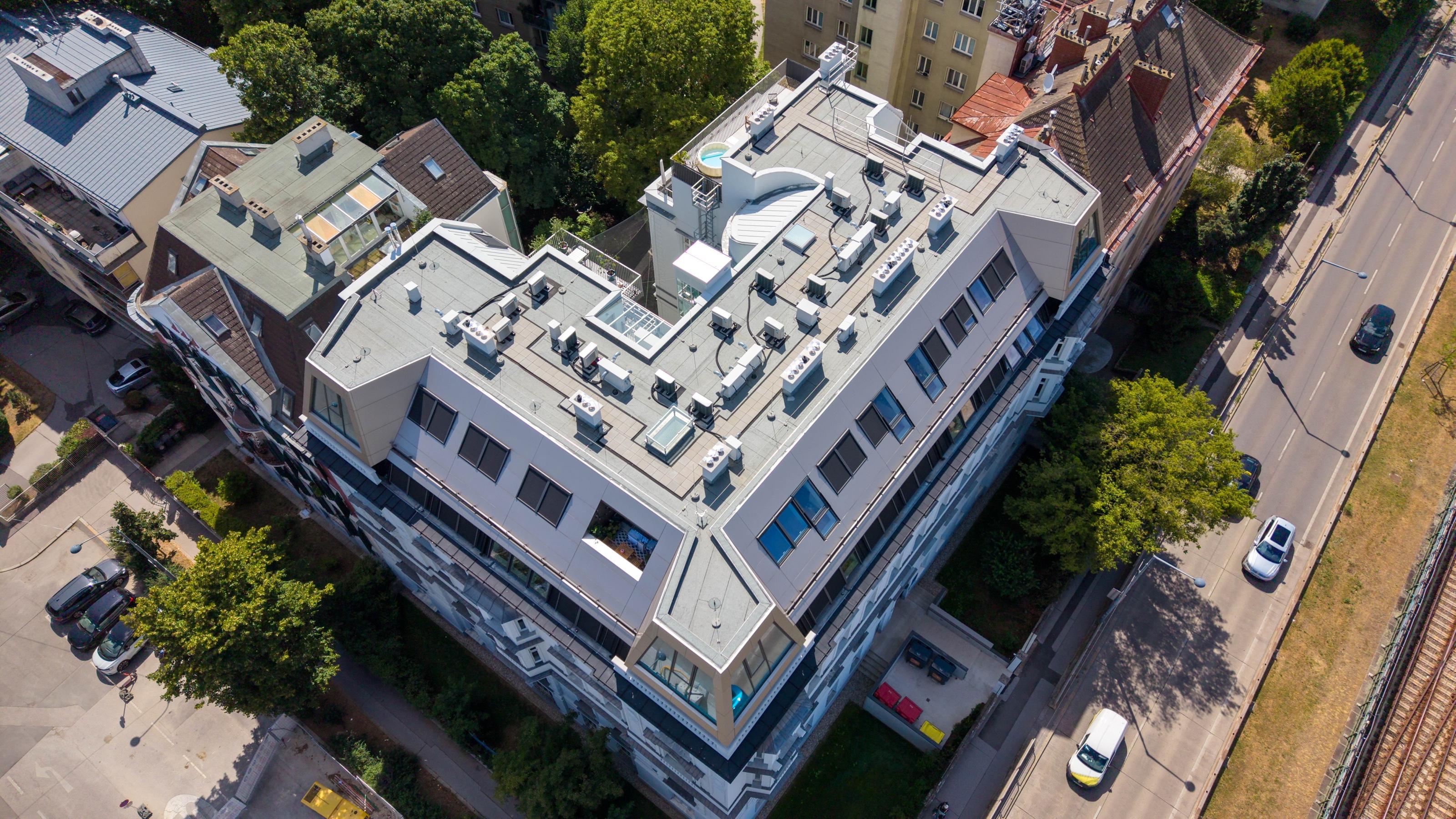 Moderner Dachaufbau mit Aluminium-Verblechung am Hietzinger Kai 5 in Wien, Ansicht 4
