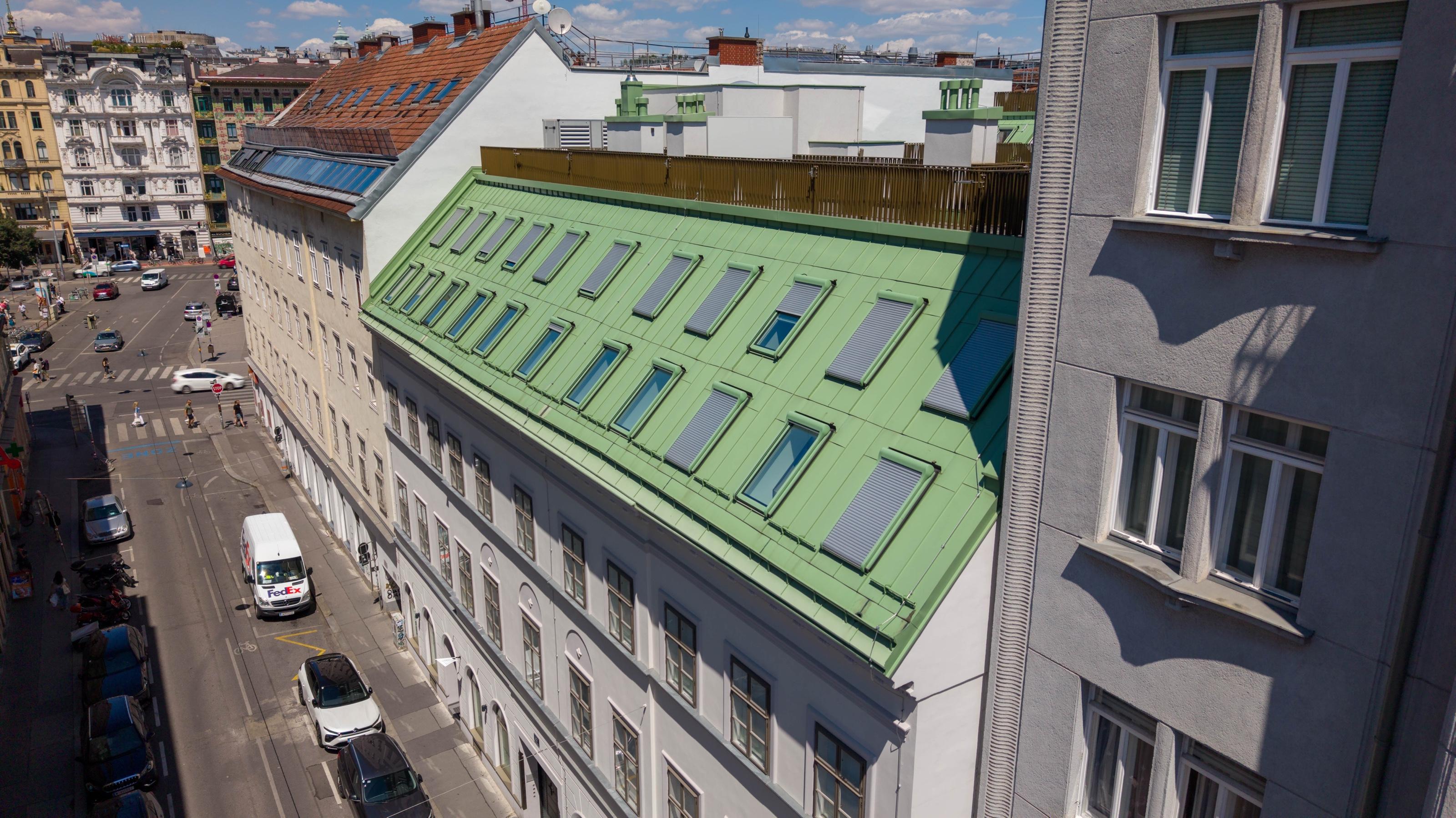 Patiniertes Kupfer-Zink-Dach mit neuer Dachterrasse am Projekt The Fusion, Ansicht 2