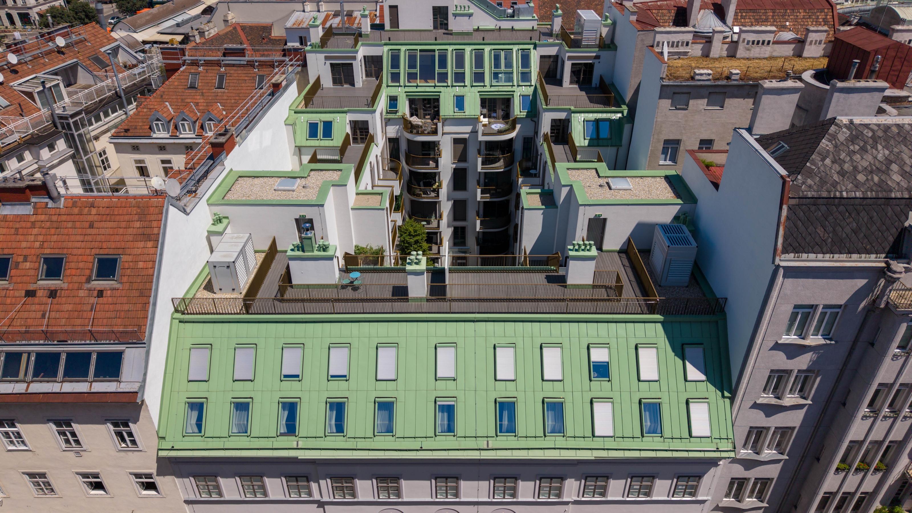 Patiniertes Kupfer-Zink-Dach mit neuer Dachterrasse am Projekt The Fusion, Ansicht 1