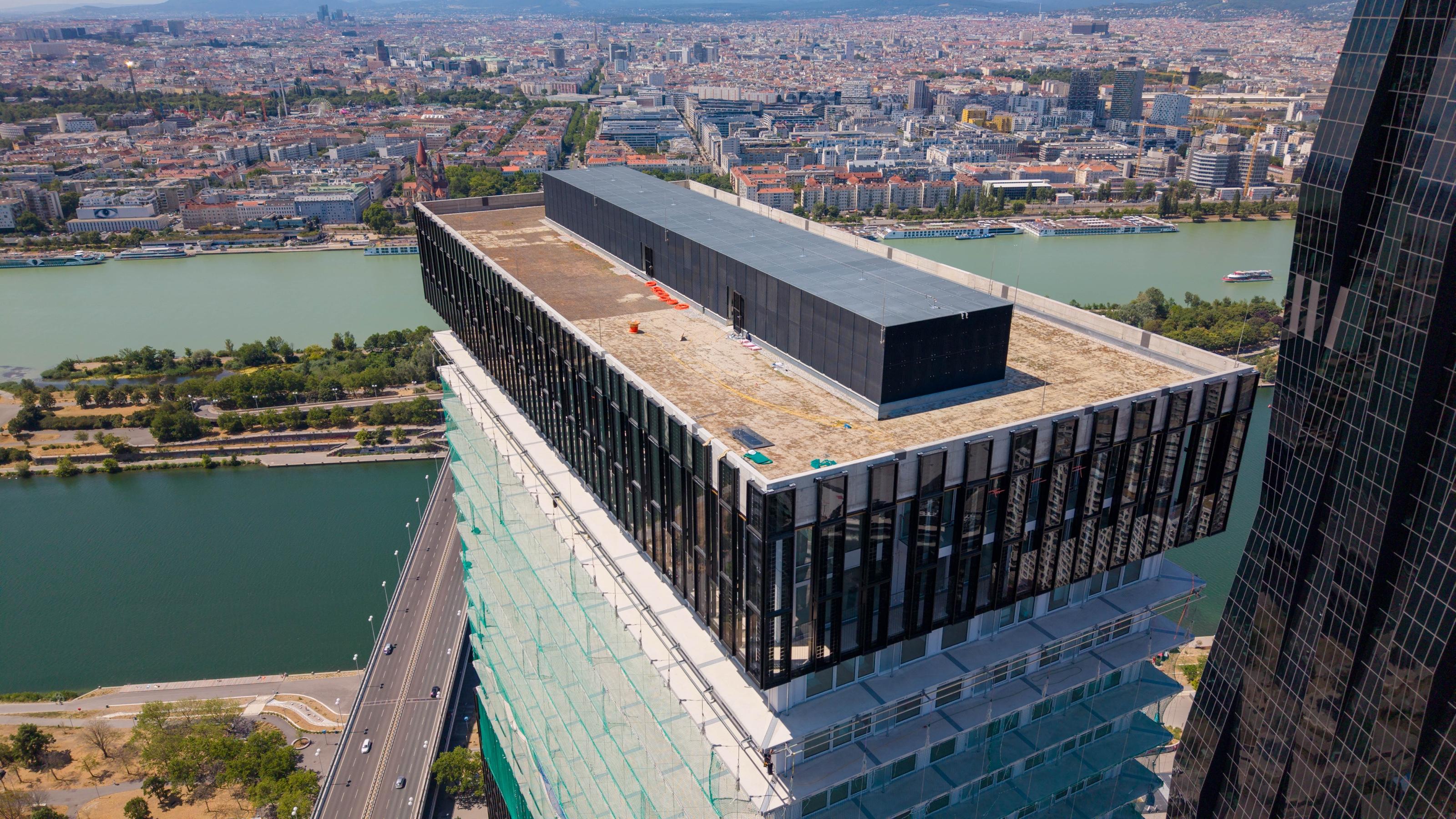Flachdacharbeiten am DC Tower 2 in der Wiener Donau City, Ansicht 1