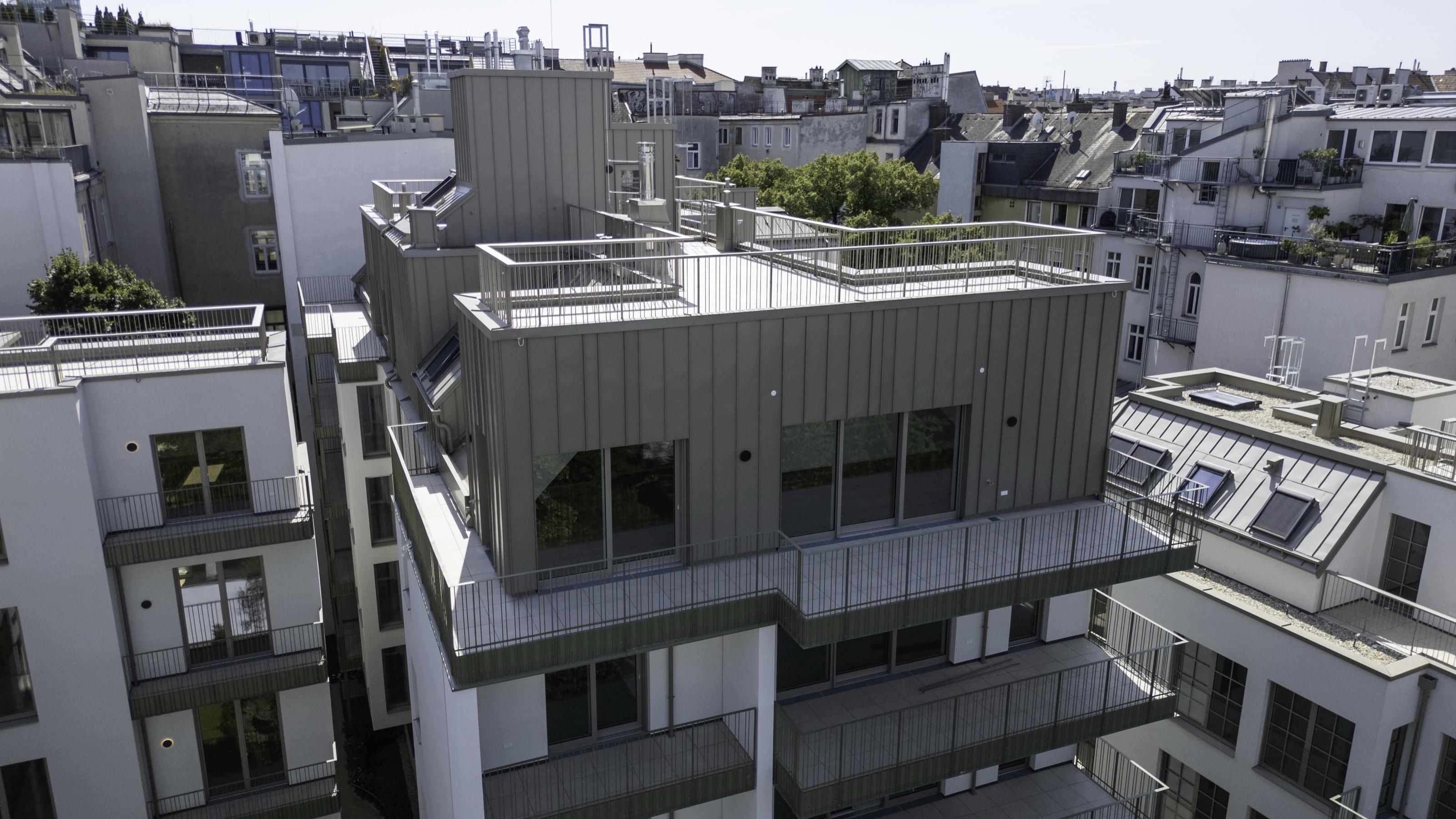 Titanzink-Dachausbau mit Dachterrassen am Quartier Starhemberg in Wien, Ansicht 1