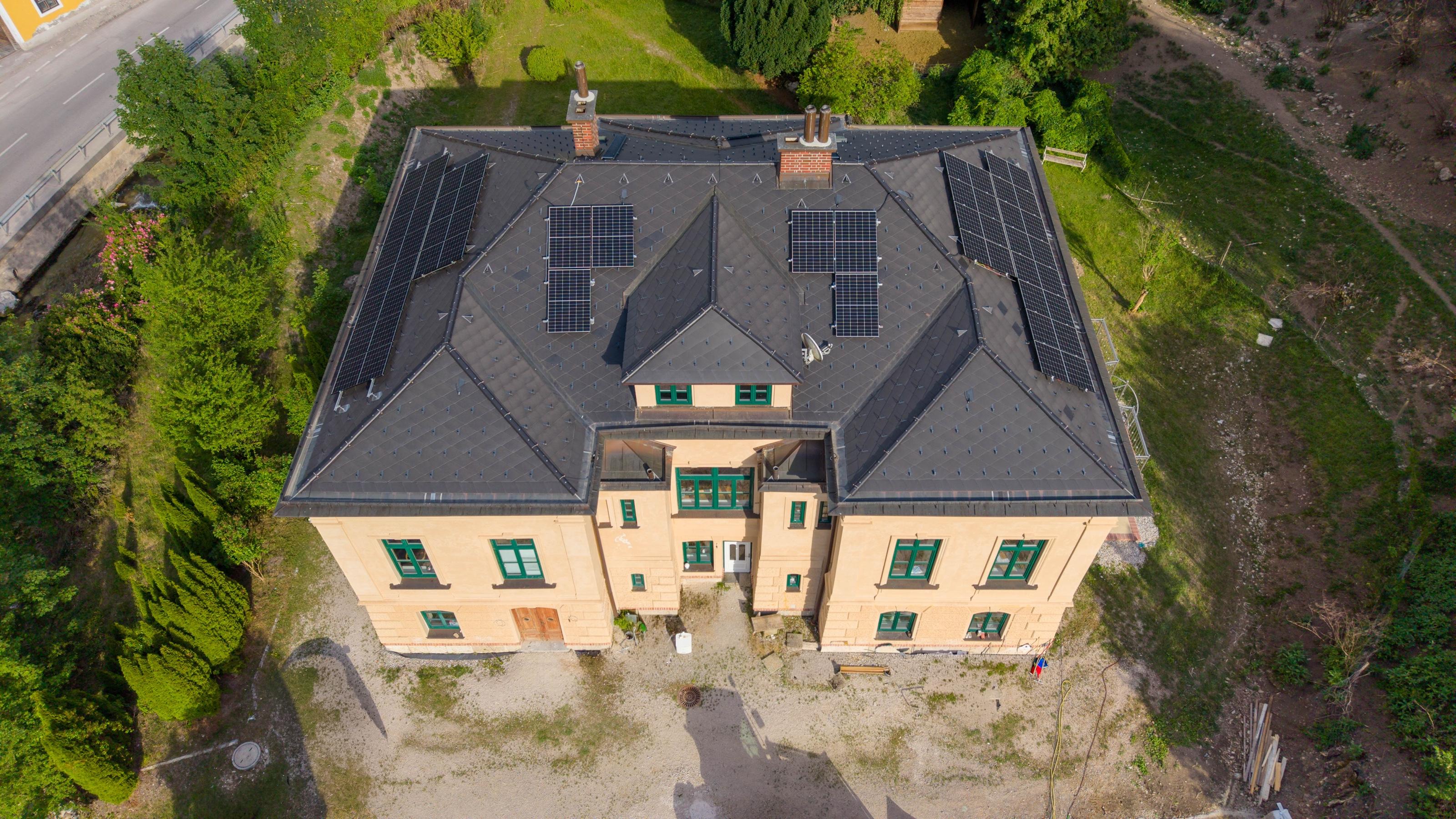 Neu eingedecktes Dach der Villa Gutenstein in Niederösterreich mit Photovoltaikanlage, Ansicht 1