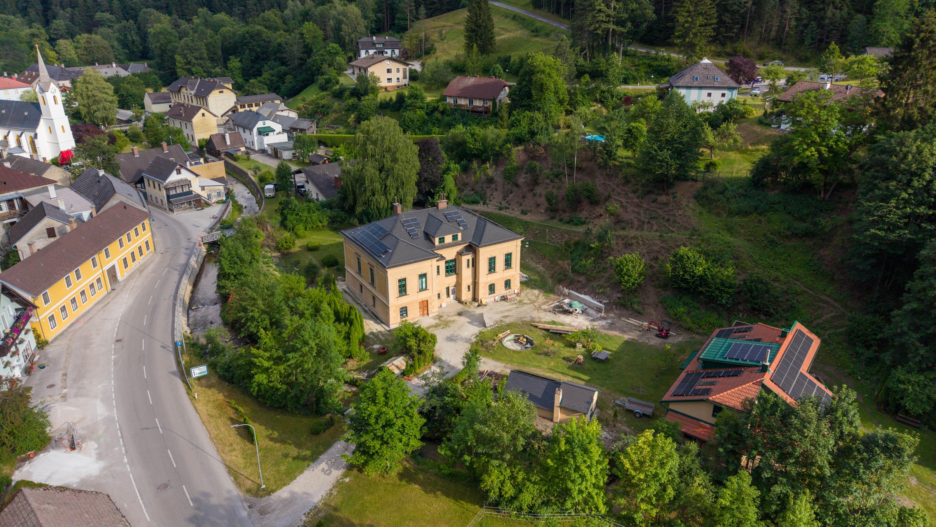 Neu eingedecktes Dach der Villa Gutenstein in Niederösterreich mit Photovoltaikanlage, Ansicht 2