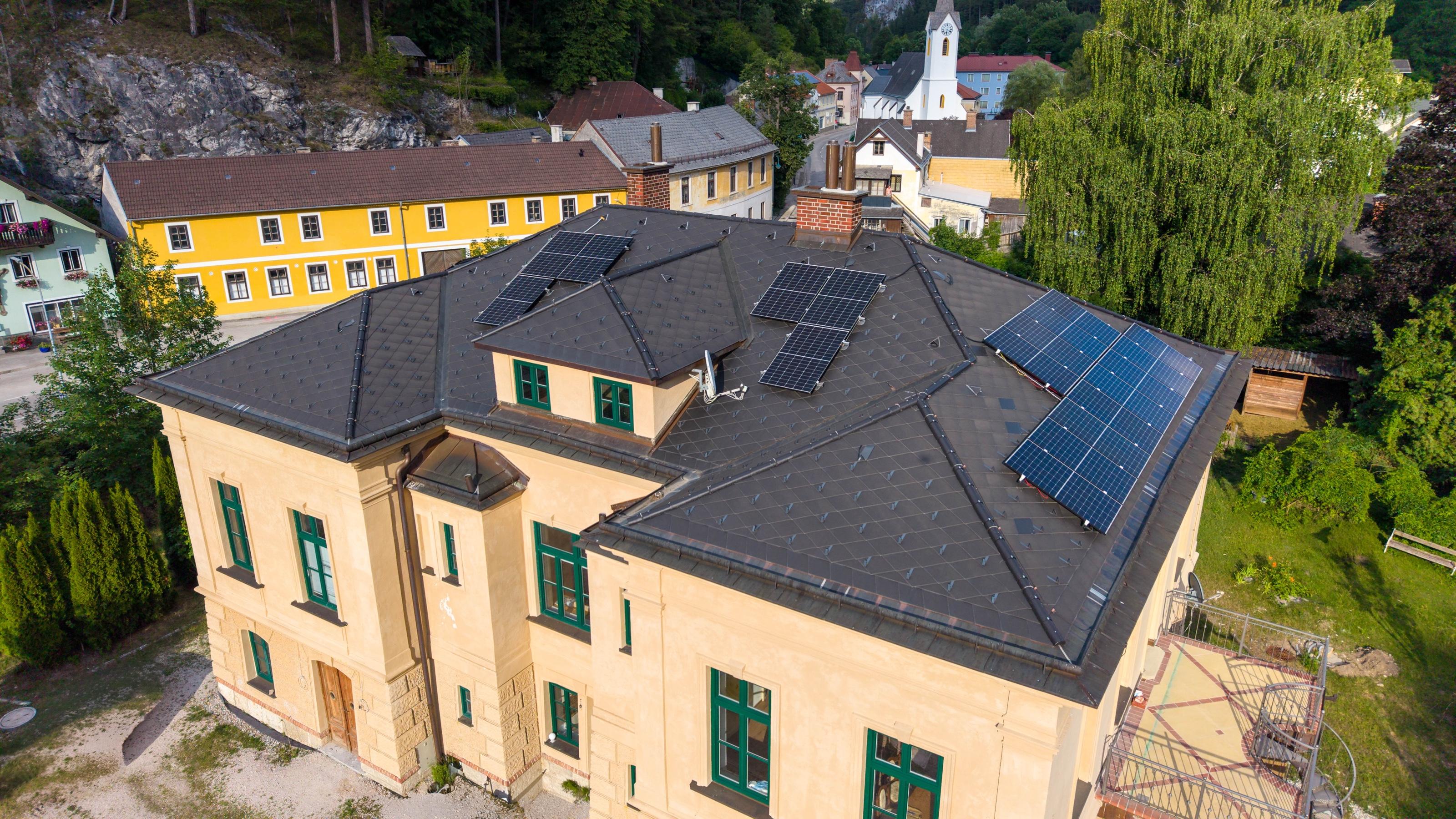 Neu eingedecktes Dach der Villa Gutenstein in Niederösterreich mit Photovoltaikanlage, Ansicht 3