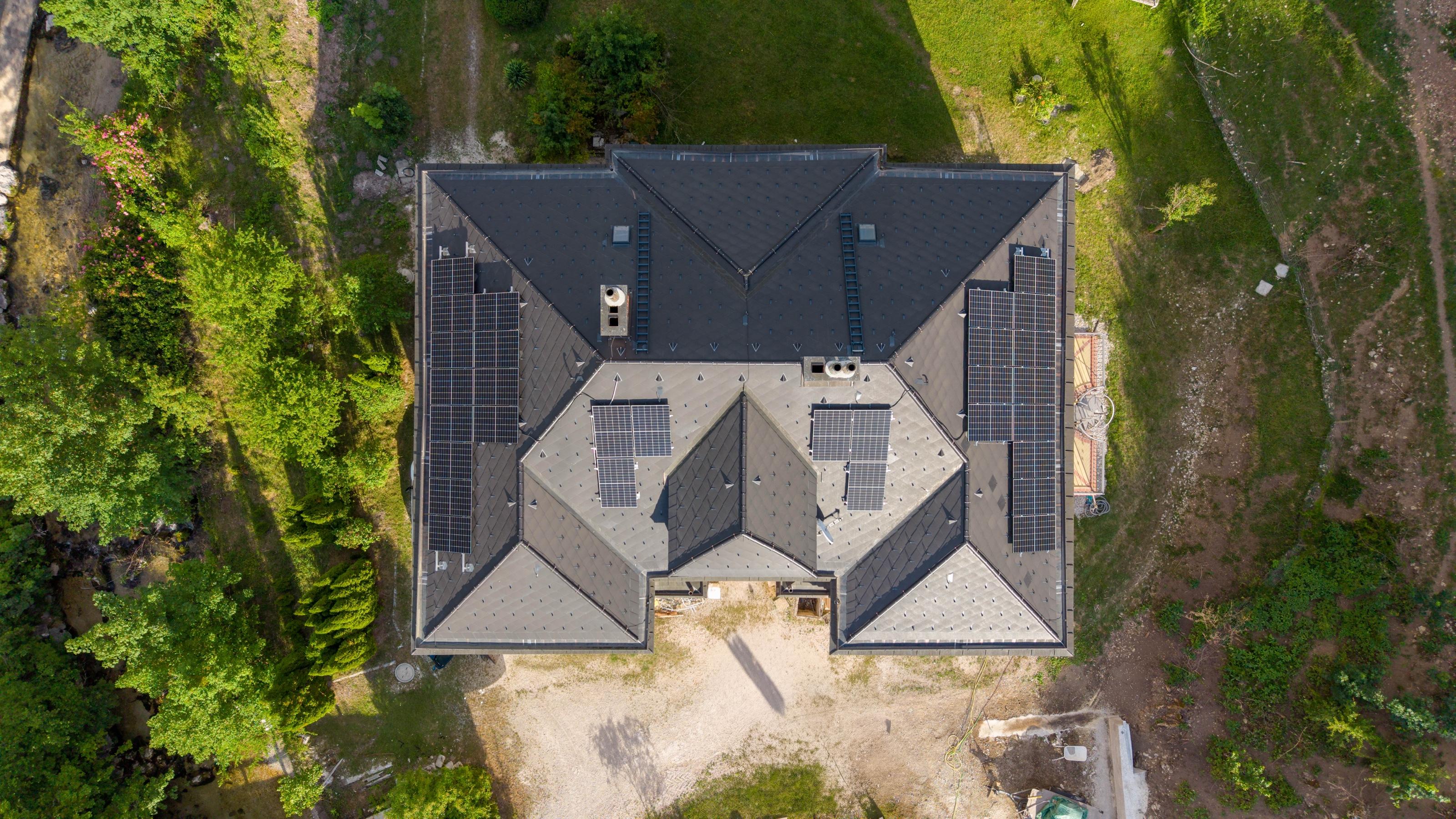 Neu eingedecktes Dach der Villa Gutenstein in Niederösterreich mit Photovoltaikanlage, Ansicht 4