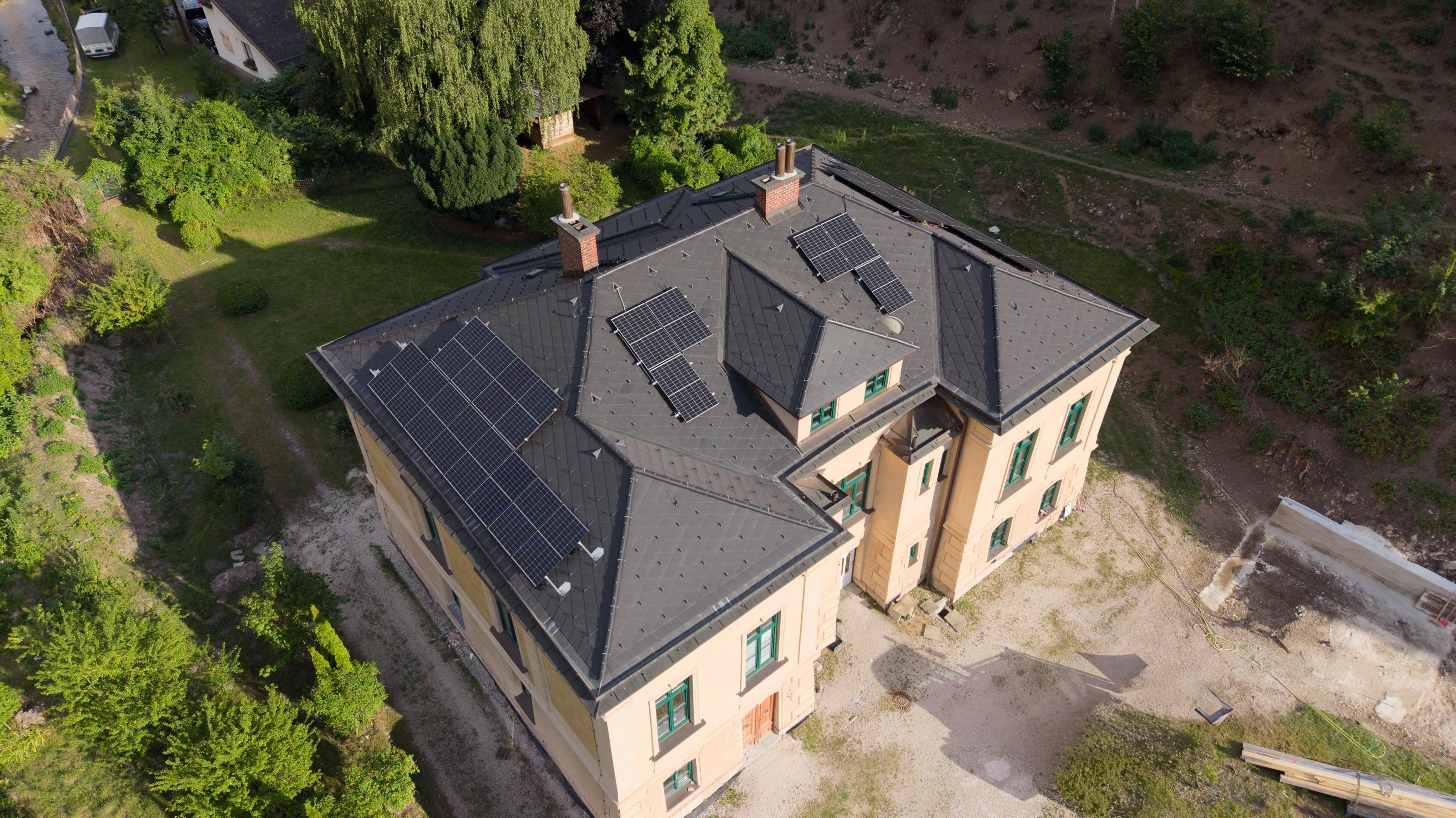Neu eingedecktes Dach der Villa Gutenstein in Niederösterreich mit Photovoltaikanlage, Ansicht 5