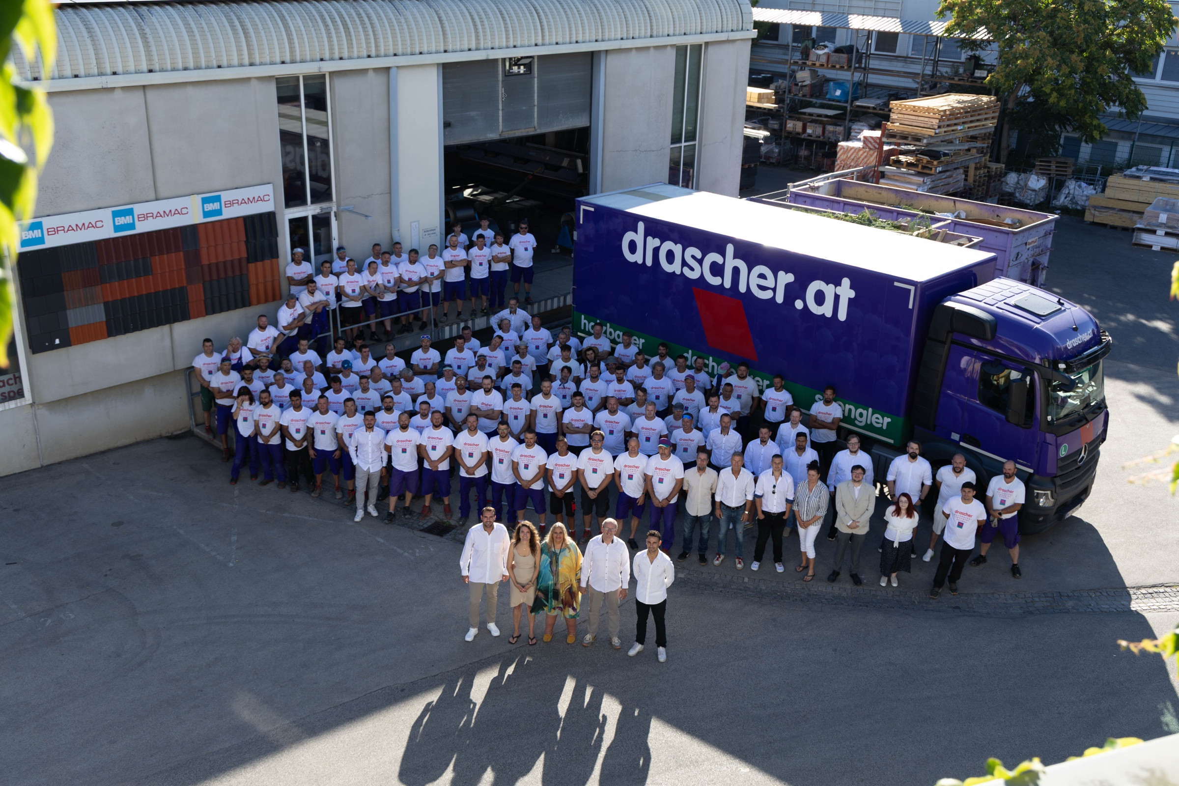 Das drascher-Team versammelt am Betriebsgelände in Wien