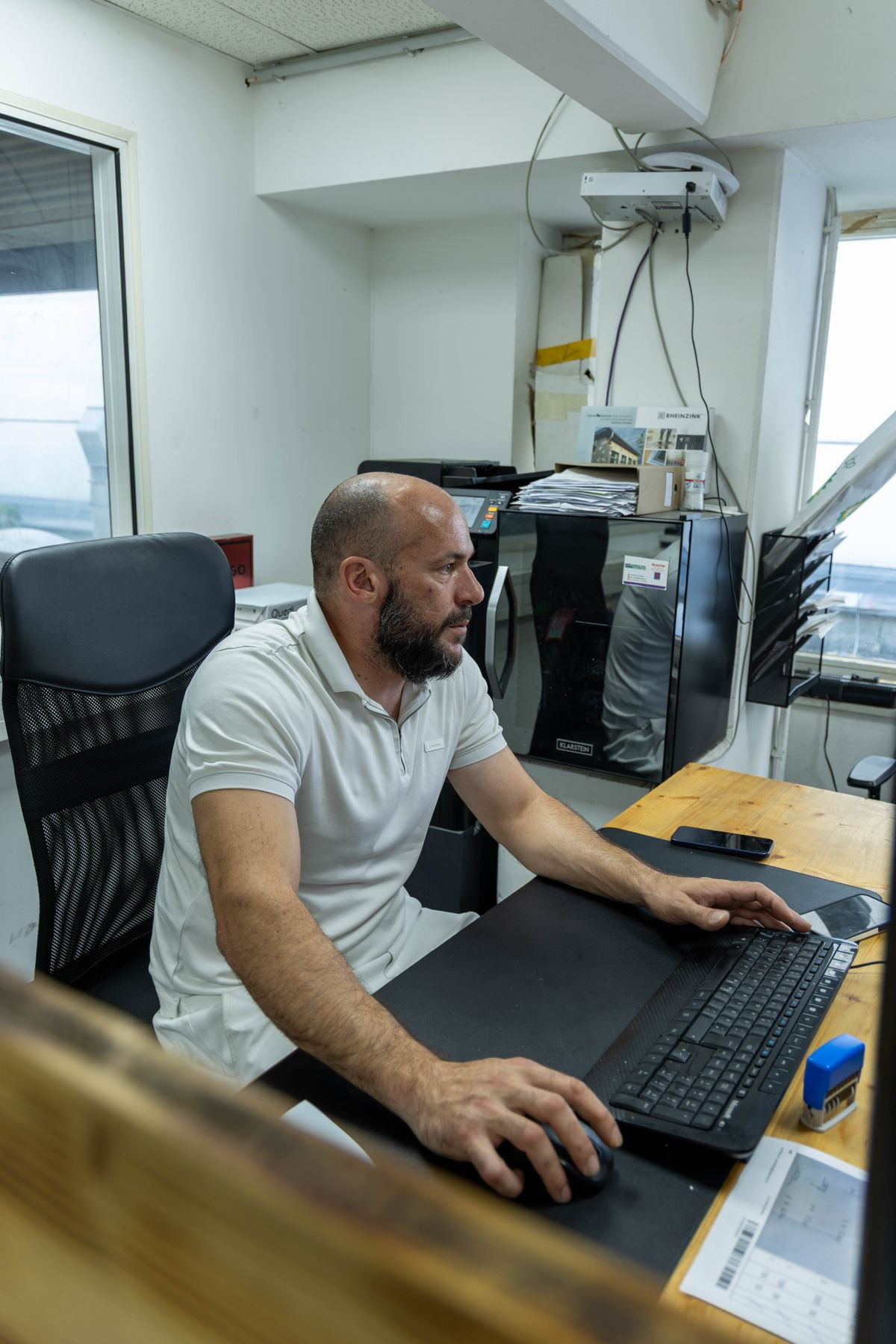 Ein Mitarbeiter plant ein Projekt am Computer im Büro