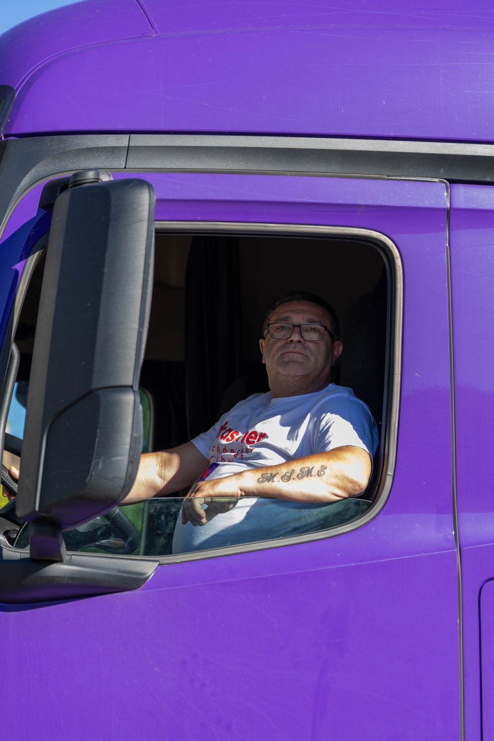 Ein Fahrer im violetten drascher-LKW