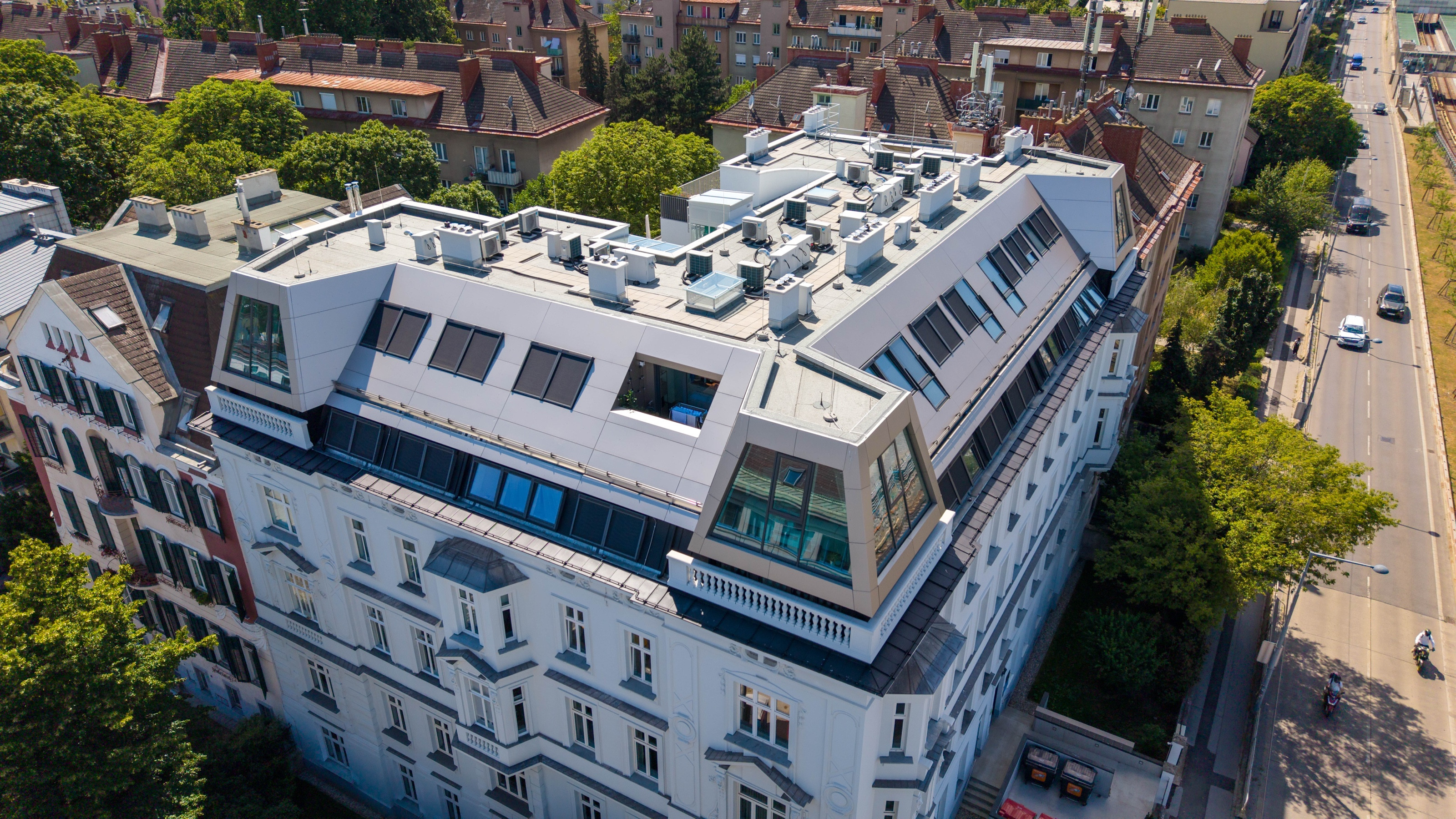 Vorgehängte hinterlüftete Metallfassade an einem Wiener Dachausbau