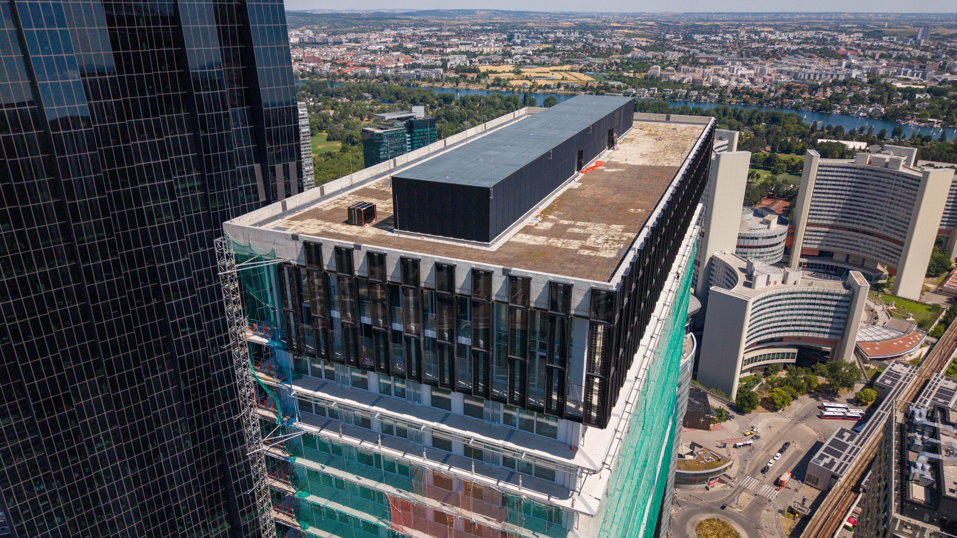 Dacharbeiten in großer Höhe am DC Tower 2 mit gesicherten Randbereichen