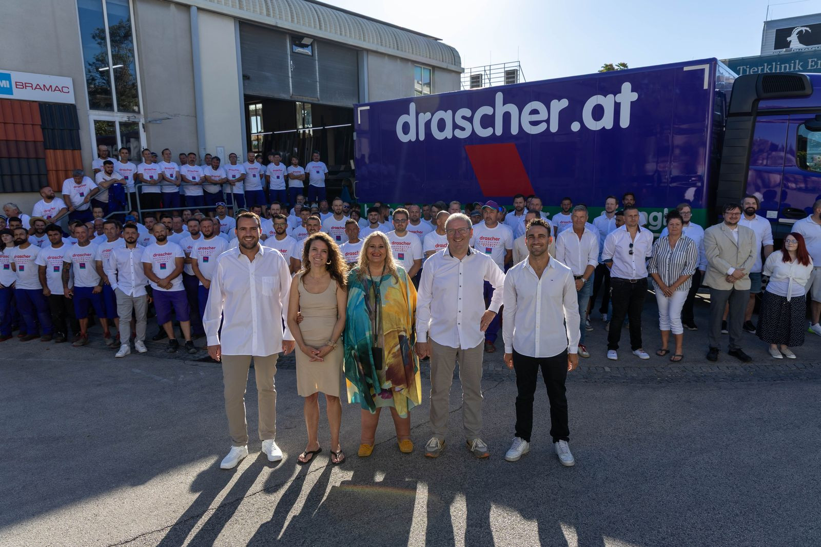 Das drascher-Team im Abendlicht vor dem Firmen-LKW am Betriebsgelände