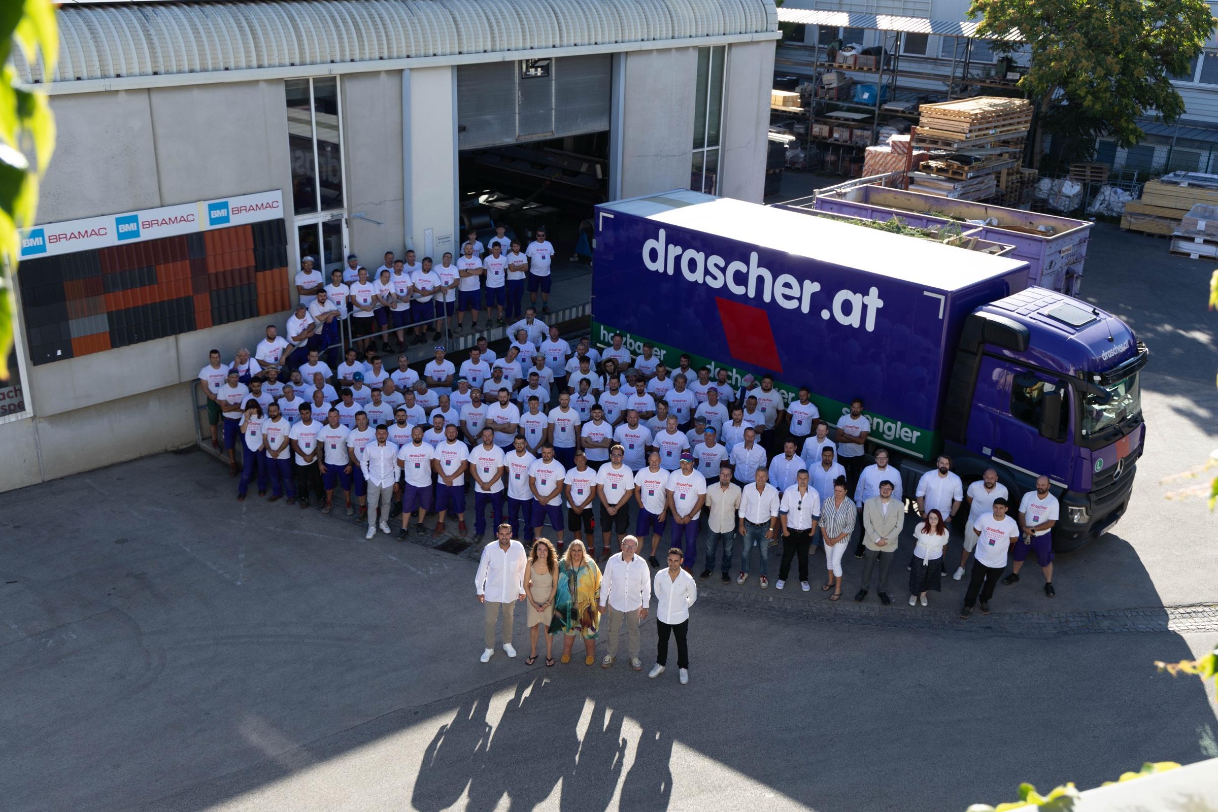 Das drascher-Team versammelt am Betriebsgelände in Wien